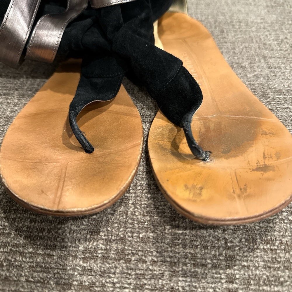 Black suede sandals. - Picture 4 of 8